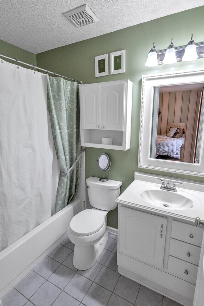 Building Photo - 3 bedroom furnished rental in Goose Creek - Fenced yard and great location
