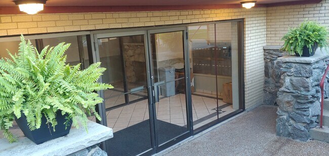 entry - 6720 N Damen Ave