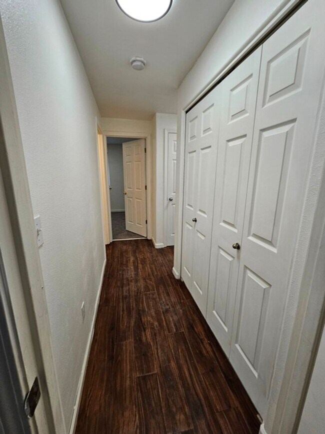 Building Photo - 3Bd/2Ba Single Story Home-Available to View!