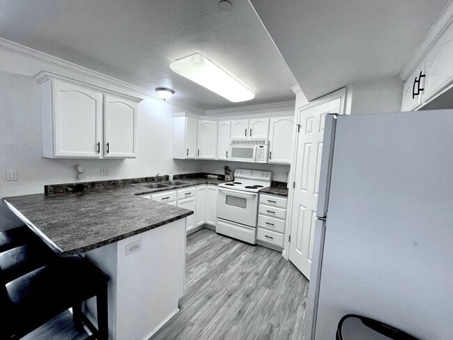 Building Photo - 3561-3585 E Rock Creek Rd