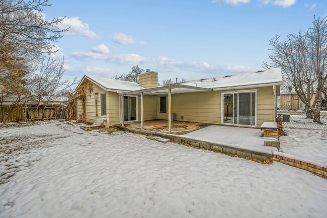 Building Photo - 3-bedroom 2-bathroom home with fenced back...