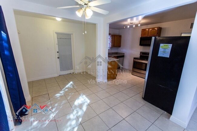 Building Photo - 1324 W Clarendon Ave