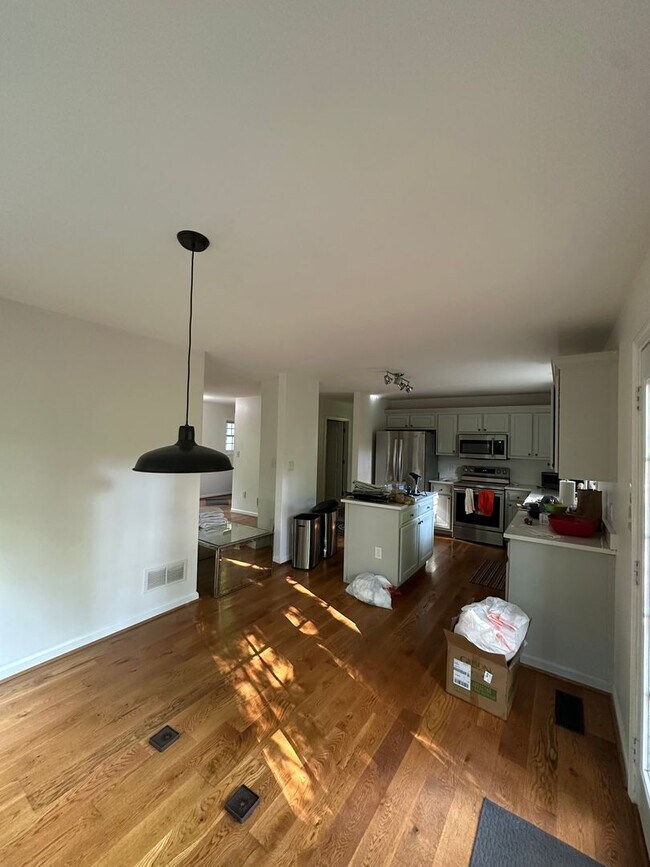 Building Photo - Normaltown, move-in ready. Shorter lease terms available