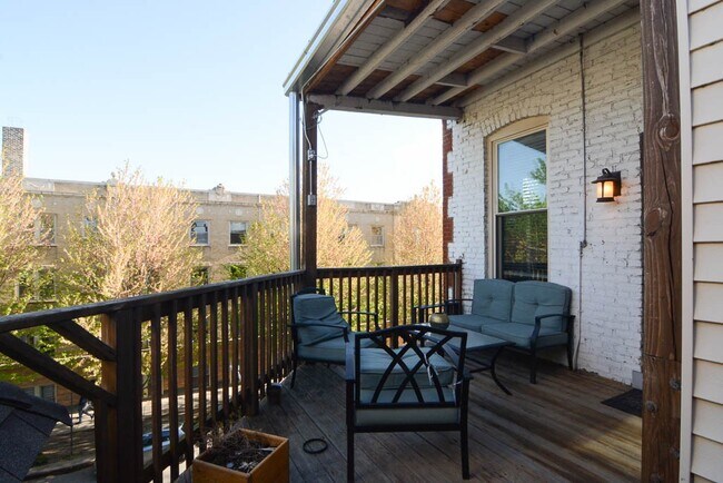 Building Photo - 1111 W Roscoe St