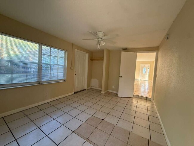 Building Photo - Large 5-2 house