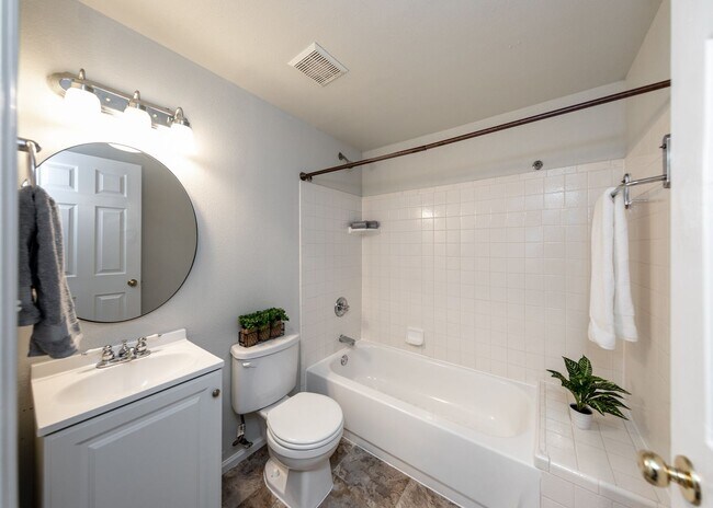 Building Photo - Newly Updated 4 Bed Home Centrally Located