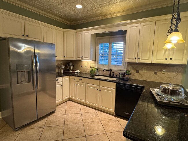Building Photo - 416 Towne Lake Dr