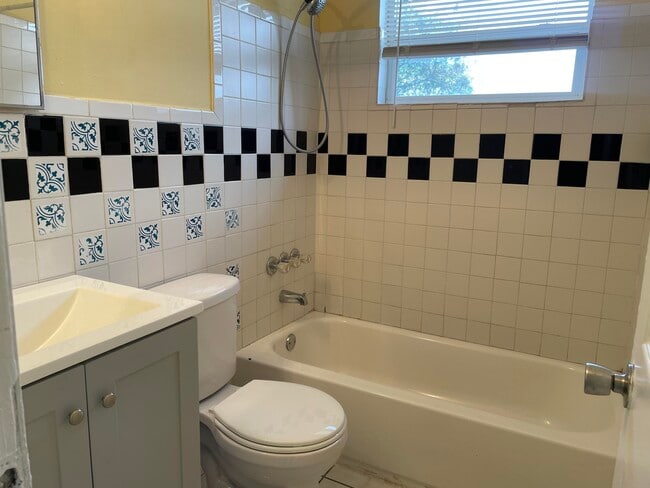 Building Photo - 914 4th St