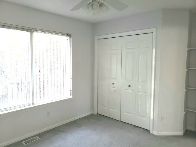 Building Photo - 3910 Old Elm Dr SE