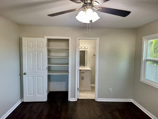 Building Photo - FRESHLY PAINTED 4 bedroom home in Lynn Haven!