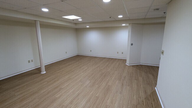 Building Photo - Easy New Berlin Living
