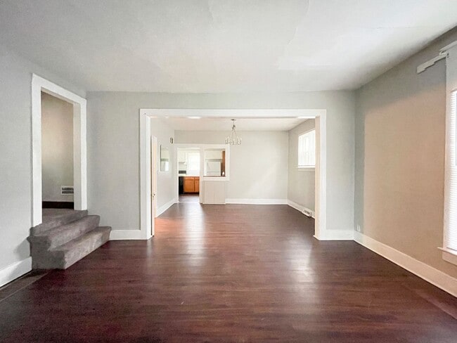 Building Photo - PRELEASING for AUGUST! Close to Campus: Dishwasher and Washer/Dryer Included