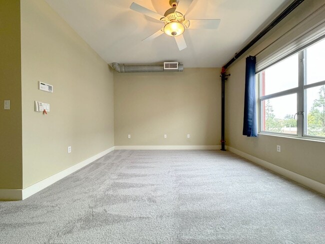 Building Photo - Live & Work Industrial Art Loft with Two C...