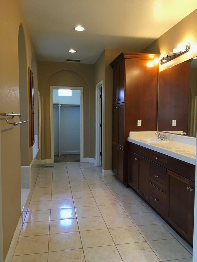 Building Photo - Spacious floor plans 4bedroom, 3 bath Near Franklin High