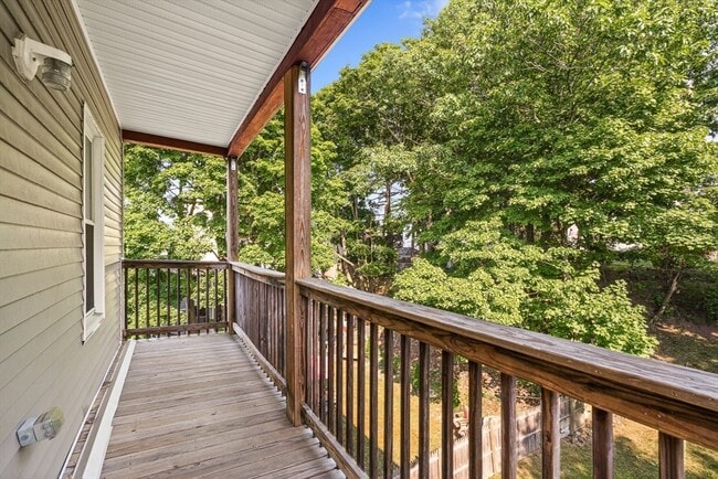 Building Photo - 18 St Clair St