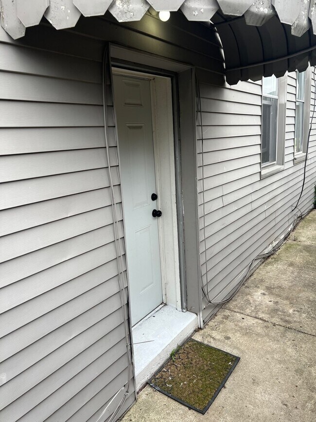 Building Photo - 590 E Division St