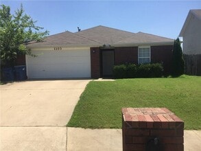 Building Photo - 1103 SW Apache Dr