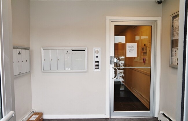 Building Photo - 10369 Dearlove Rd