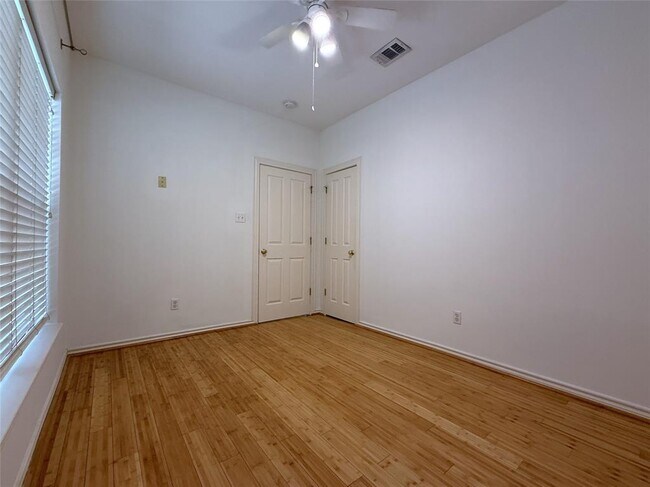 Building Photo - 118 Detering St