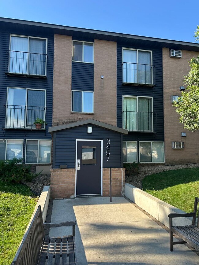 Building Photo - Two Bedroom Corner Unit