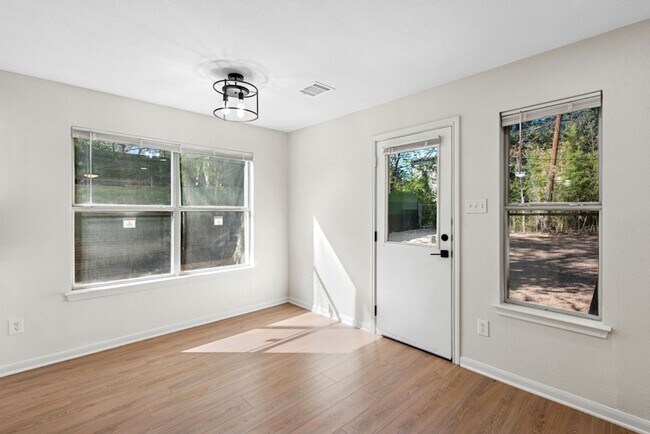 Building Photo - Newly Remodeled Duplex Great Location!