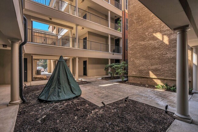 Building Photo - Beautiful Ground Floor Condo 2 bed 2 bath