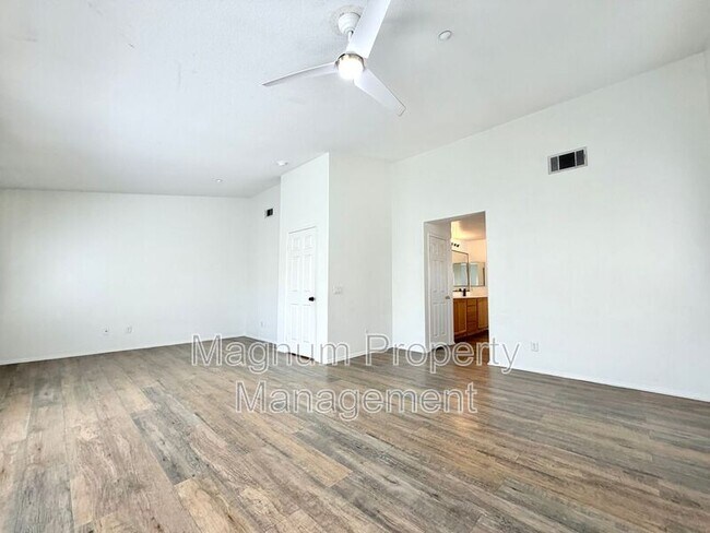 Building Photo - 8182 Bon View Dr