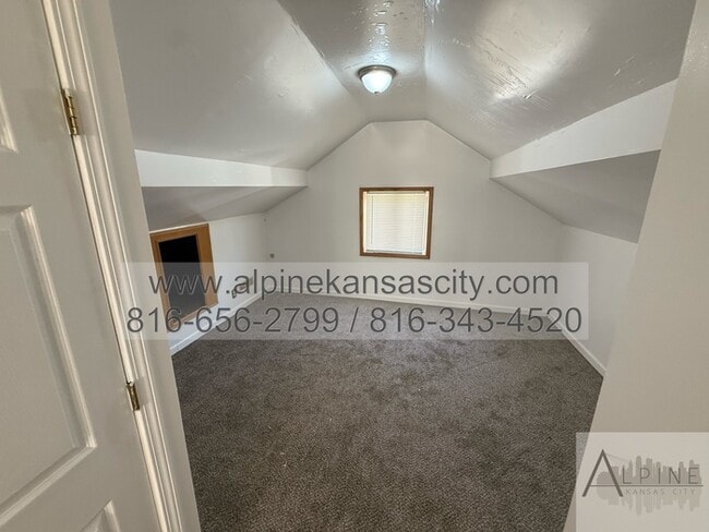 Building Photo - Super Affordable HOUSE In Center School Di...