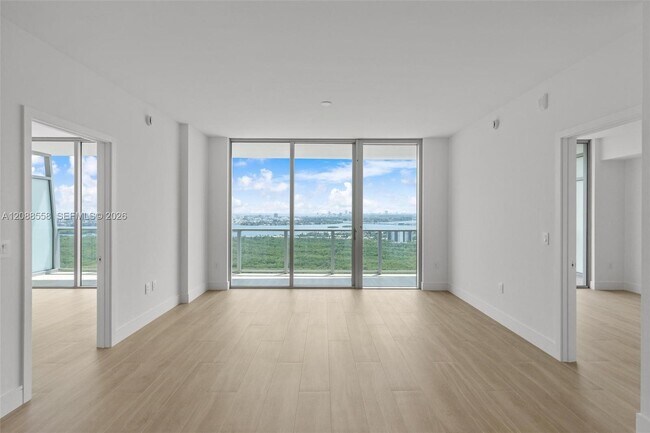 Building Photo - 2411 Laguna Cir