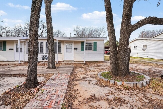 Building Photo - 2211 Barbell Ln