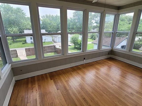 Building Photo - "Spacious 5-Bedroom Retreat with Fireplace Charm on S Broadway!"