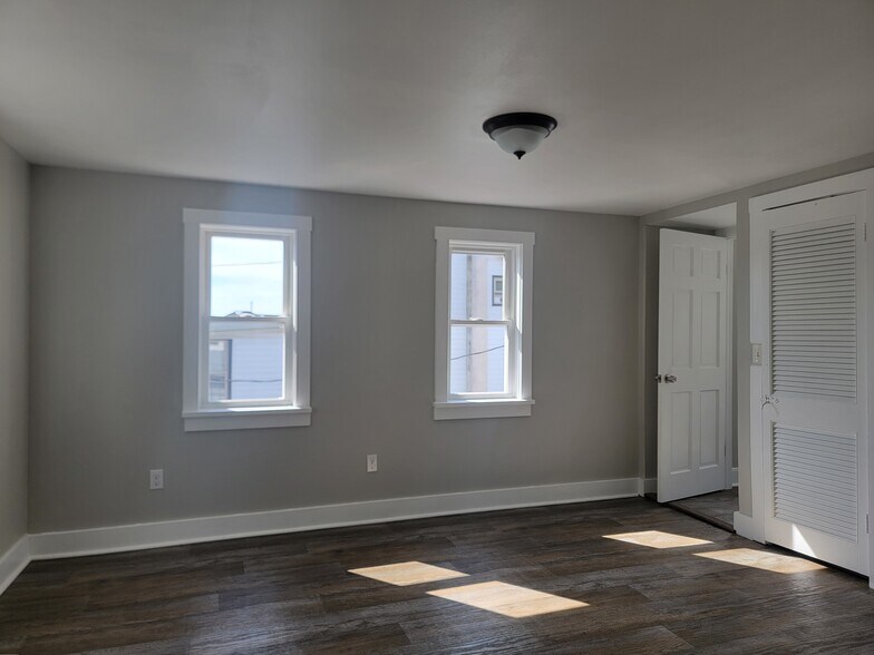 Building Photo - 213 N Market St