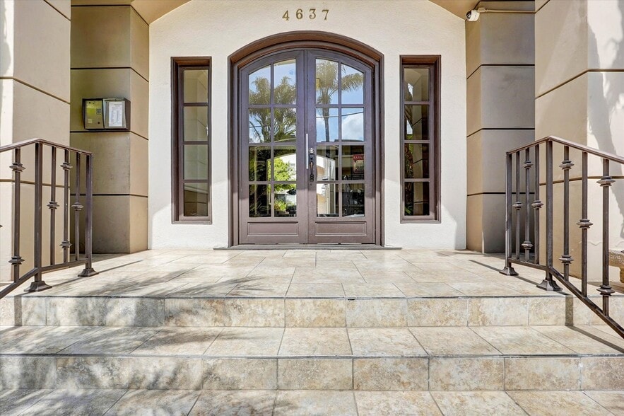 Front door building entry - 4637 Willis Ave