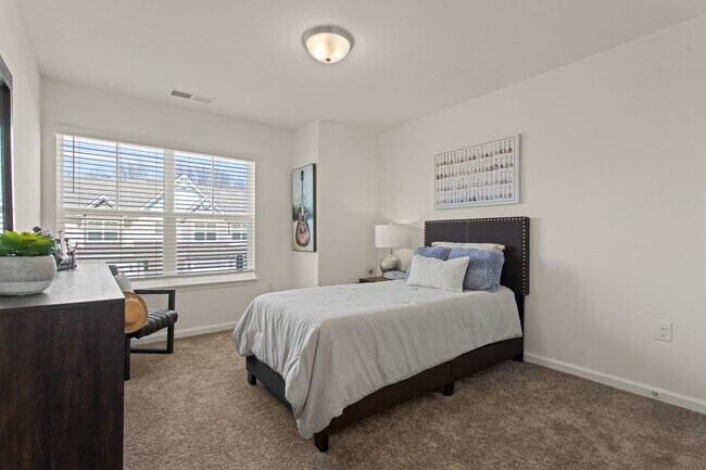 Building Photo - 1st Full Months Rent FREE!