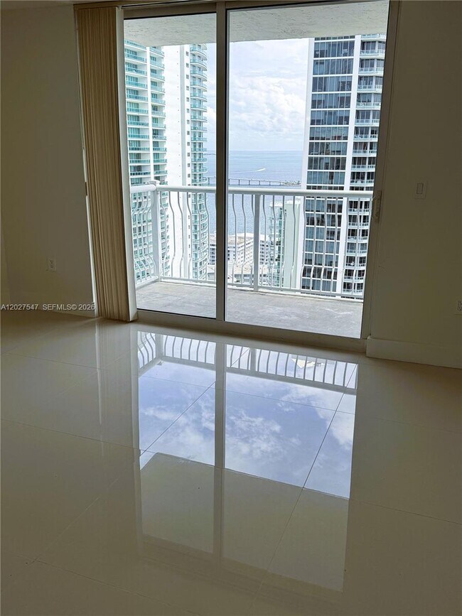 Building Photo - 1200 Brickell Bay Dr