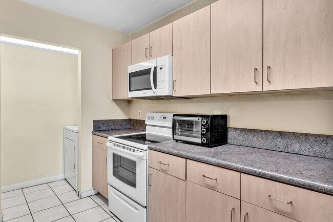 Building Photo - 10240 NW 33rd Pl