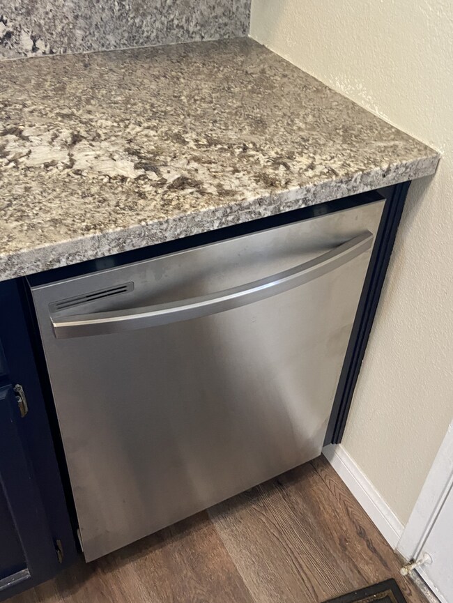 Building Photo - Newly Renovated Condo - In Beautiful Gated Community!