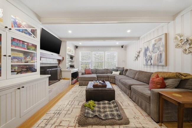 Building Photo - 1402 Trouville Ave