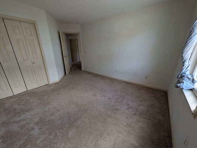 Building Photo - 2 Bed 1 Bath Second Floor Corner Unit