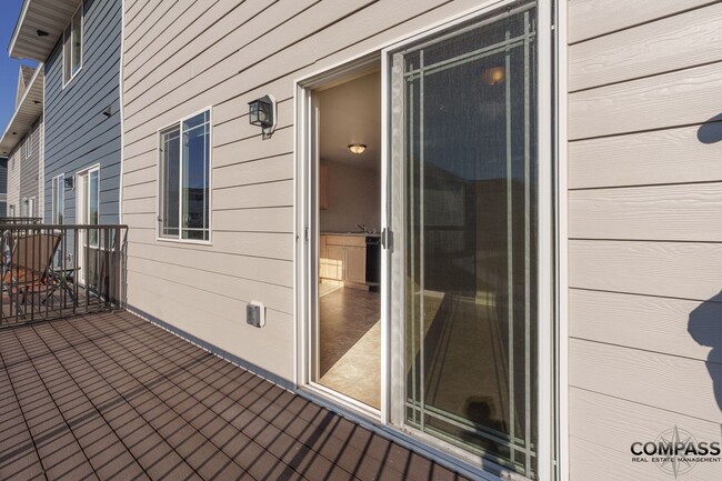 Building Photo - SPACIOUS TOWNHOME CONVENIENTLY LOCATED WIT...