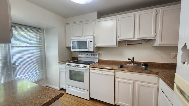 Building Photo - Convenient Location and Great Price!