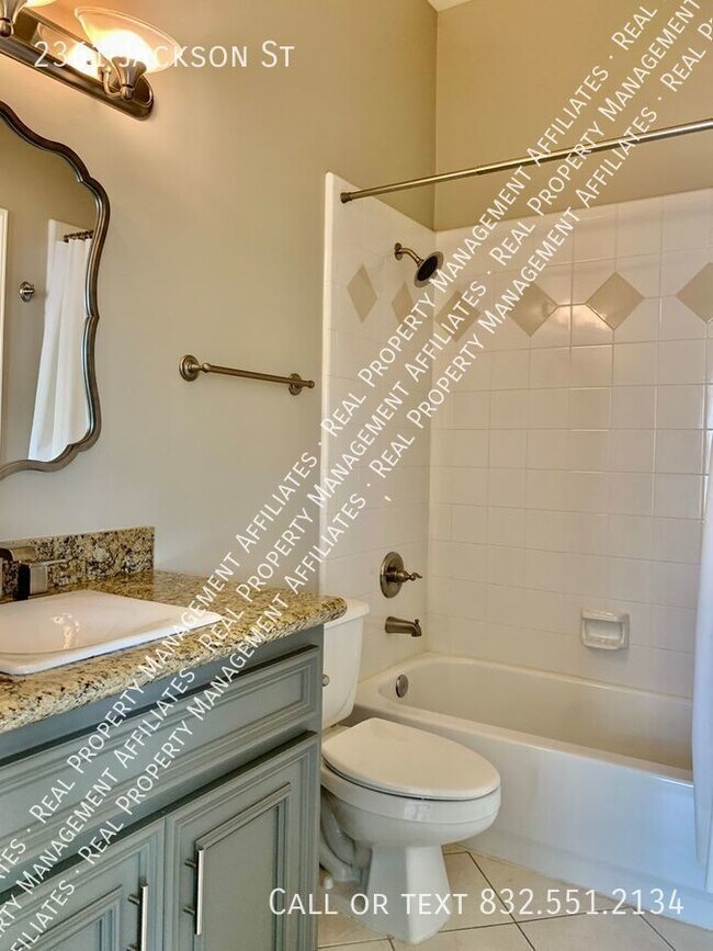 Building Photo - Middle Stunner