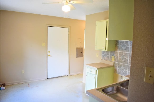 Building Photo - 2005 Railroad St