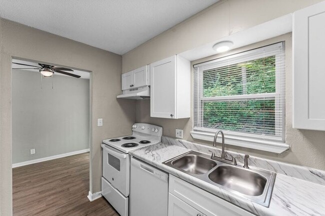 Building Photo - 912 Donaldson Rd