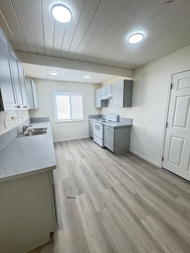 Building Photo - 4 bed / 2 ba home - N Yuba City