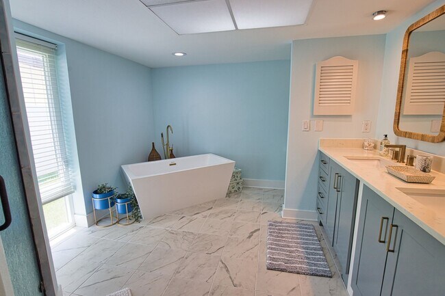 Building Photo - Seasonal Venice Island Pool Home half block from Golden Beach deeded access to the Gulf!