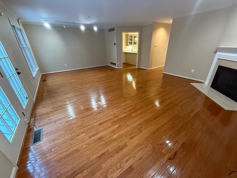 Building Photo - 353 Bristol Cir