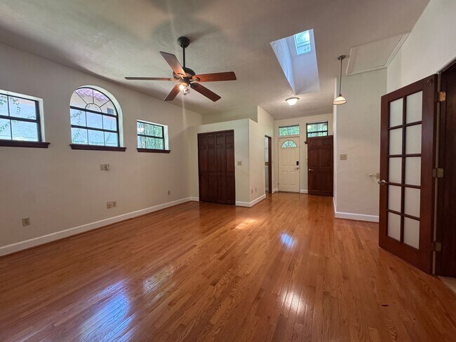 Building Photo - 3 Bed 2 Bath Home in Golfview