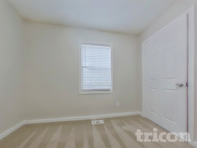 Building Photo - 238 Hampton Dr