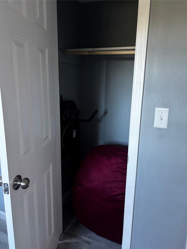 Building Photo - 100B Ross St